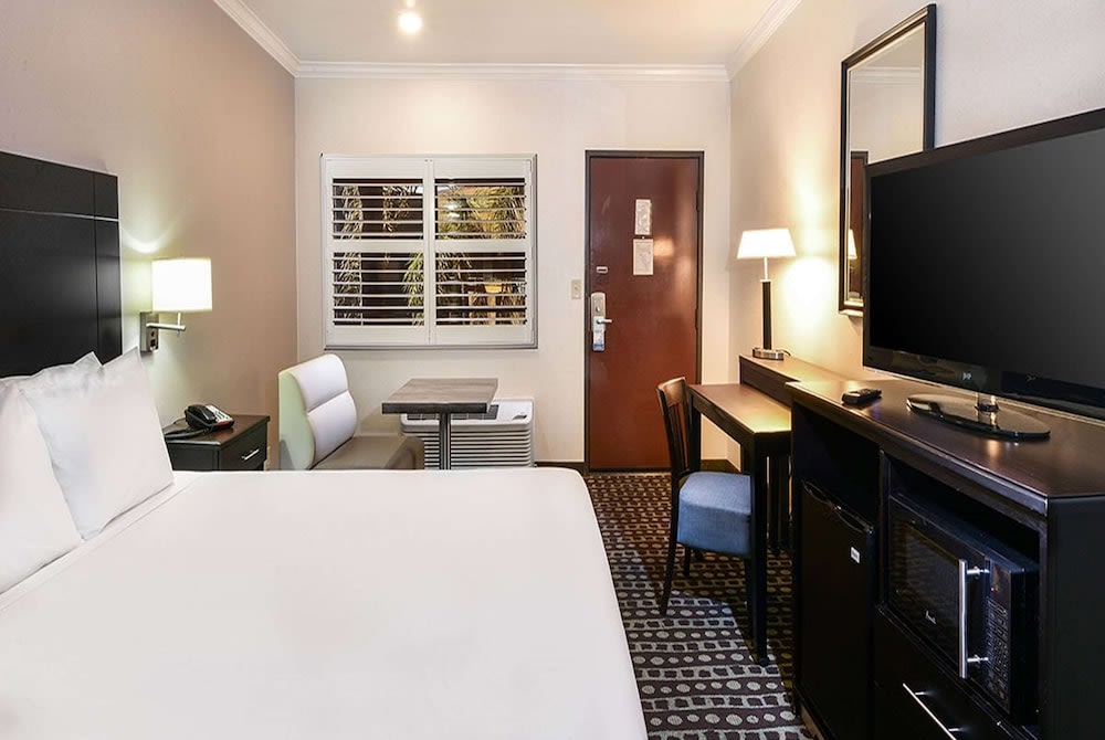 Travelodge by Wyndham Commerce Los Angeles Area 3