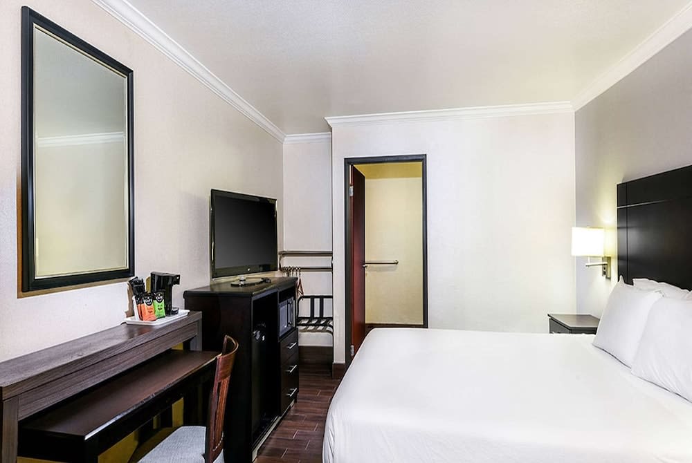 Travelodge by Wyndham Commerce Los Angeles Area 5