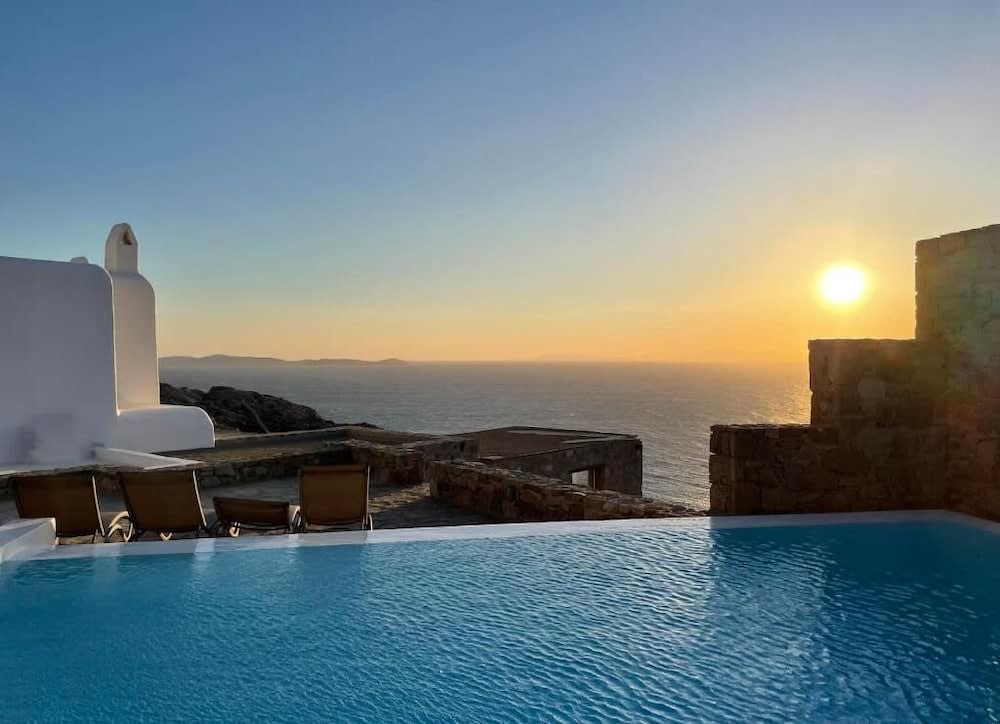 White Rock Suites & Villas 1