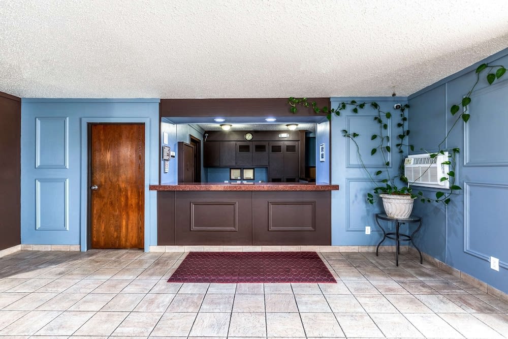 Econo Lodge Inn and Suites 2