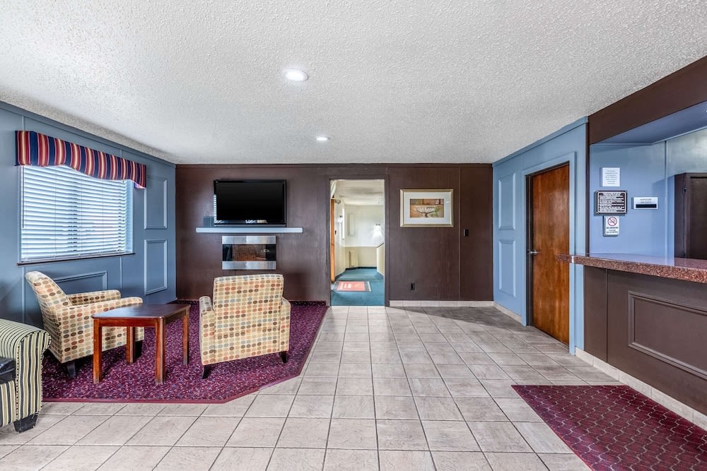 Econo Lodge Inn and Suites 4