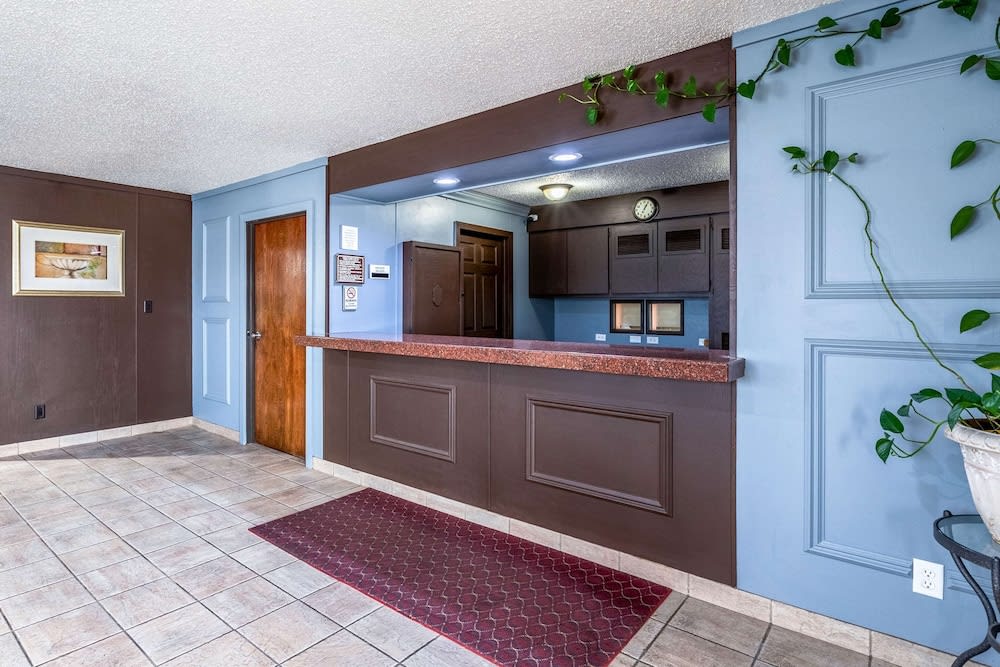 Econo Lodge Inn and Suites 3