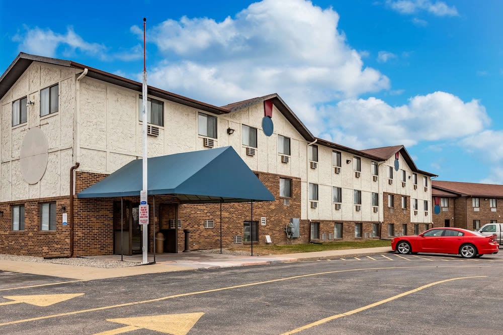 Econo Lodge Inn and Suites 1