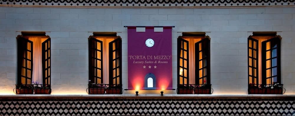 Porta Di Mezzo Luxury Suites & Rooms 1