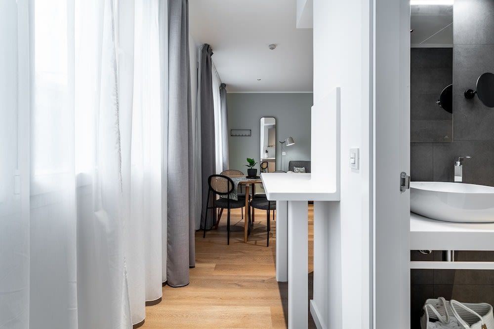 Limehome Sevilla Ronda de Capuchinos 4