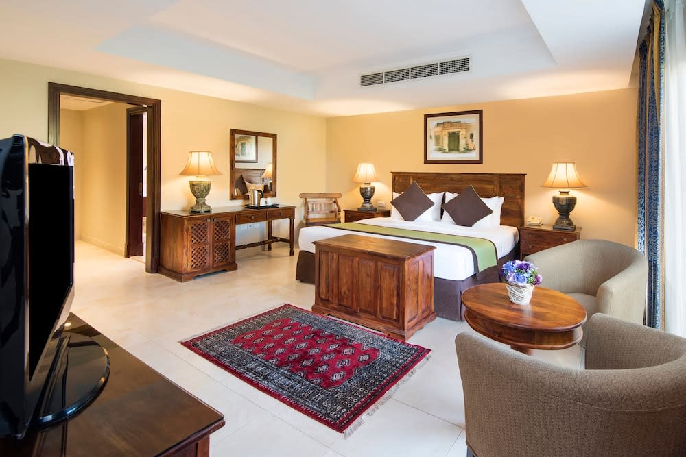 Al Hamra Village Hotel 5