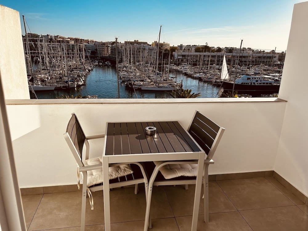 Studio apt with spectacular views of Lagos Marina 1