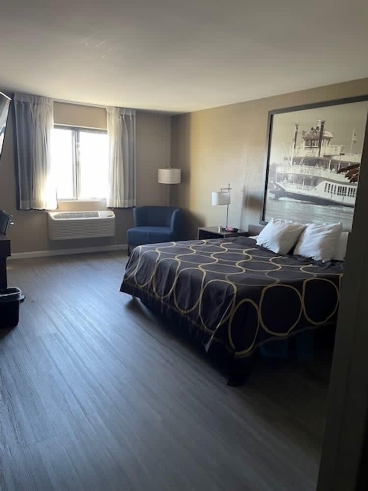 Super 8 by Wyndham Alton 5