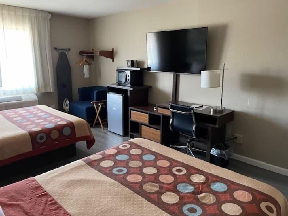 Super 8 by Wyndham Alton 4