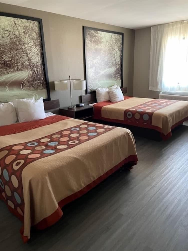 Super 8 by Wyndham Alton 3