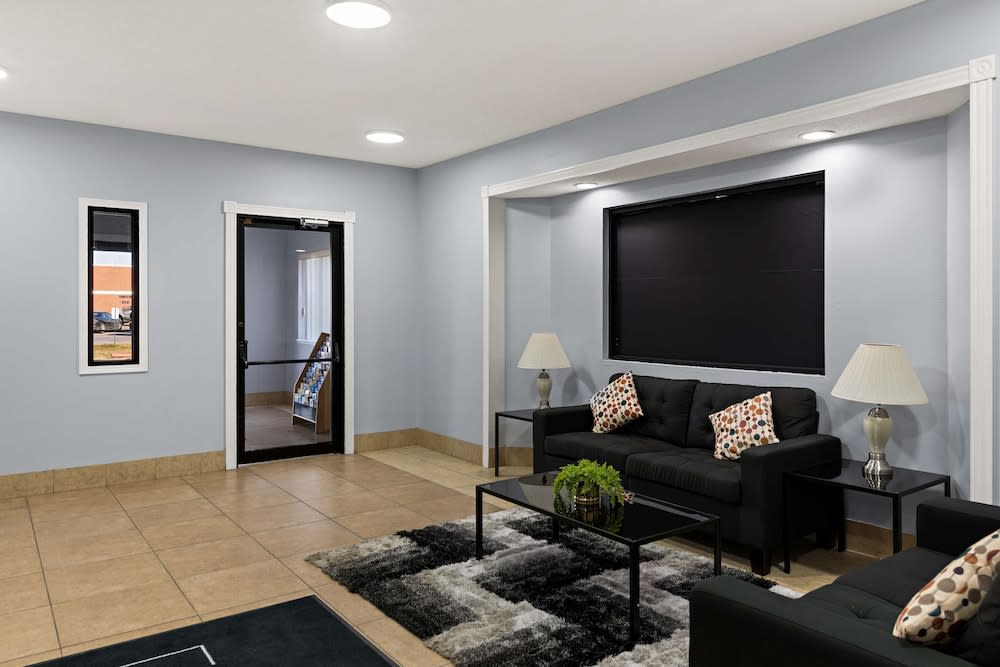 Red Lion Inn & Suites Gretna 4