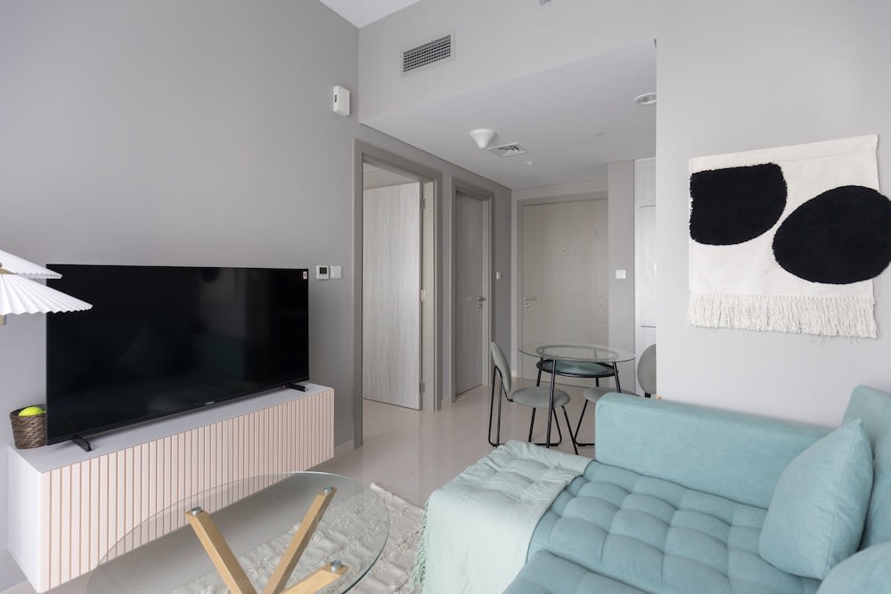 Quiet 1BR with river view 4