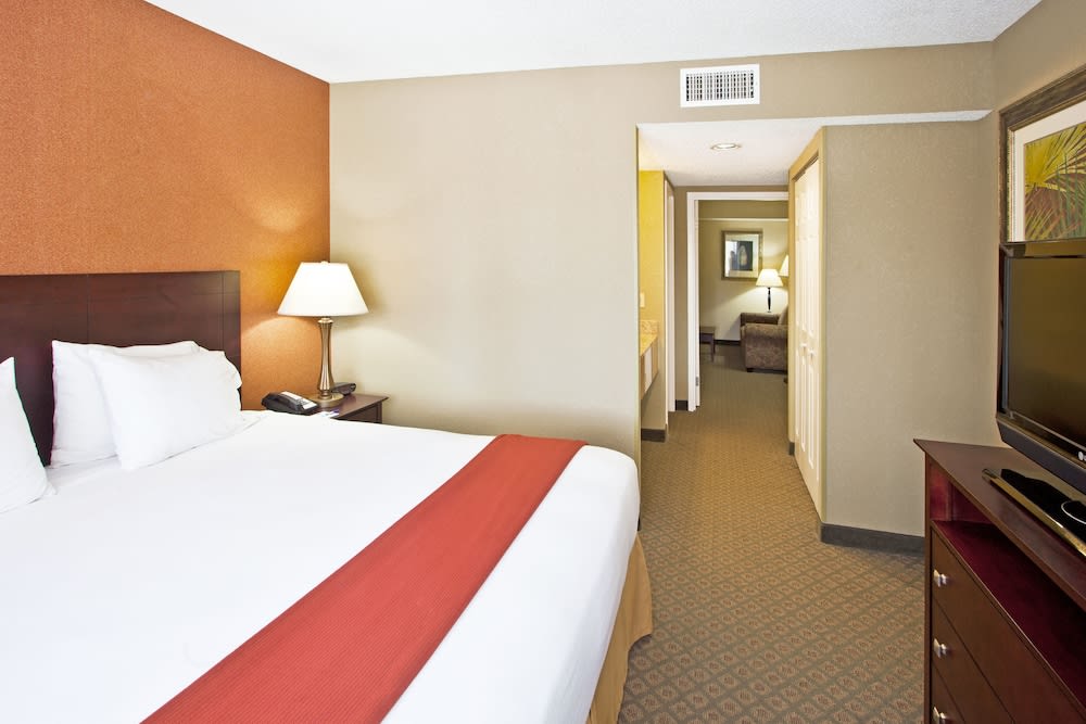 Holiday Inn Express CLEARWATER EAST - ICOT CENTER 4