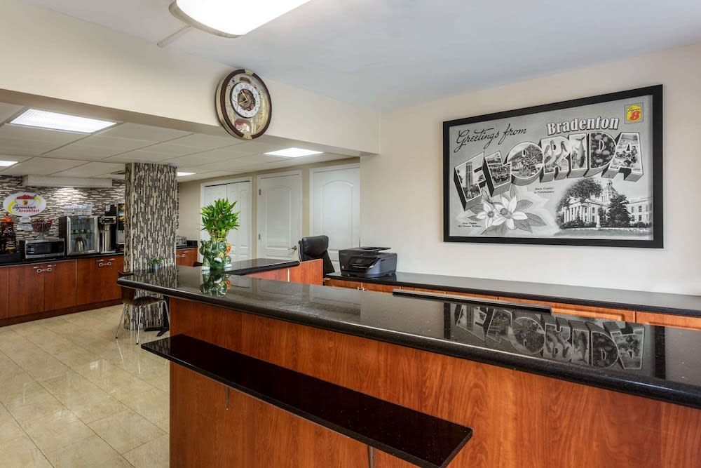 Super 8 by Wyndham Bradenton Sarasota Area 2