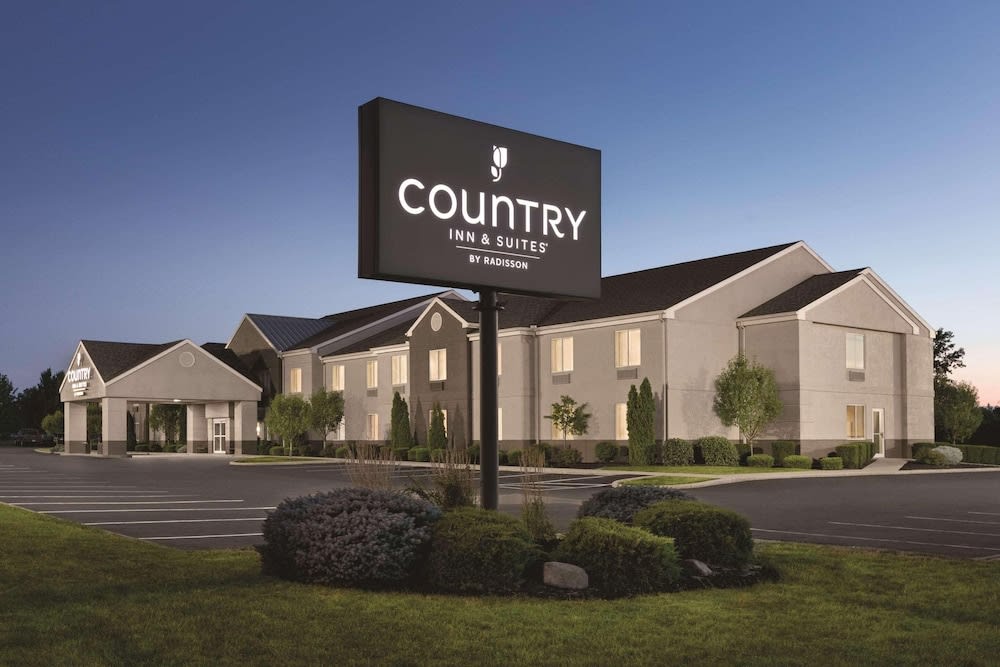 Country Inn & Suites by Radisson, Port Clinton, OH 1