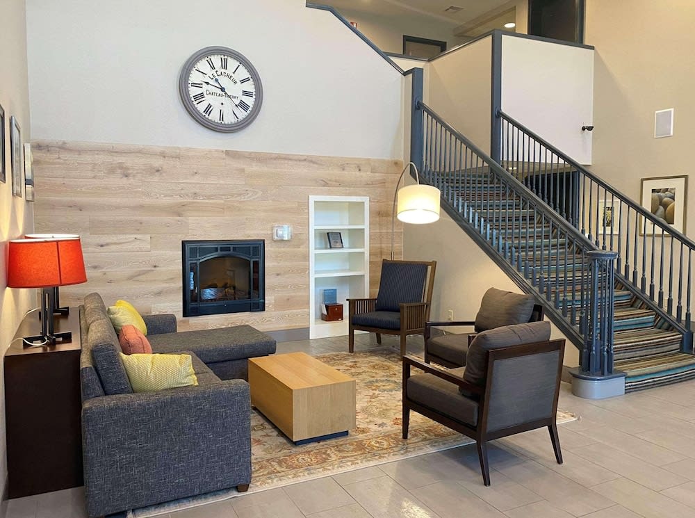 Country Inn & Suites by Radisson, Nevada, MO 2