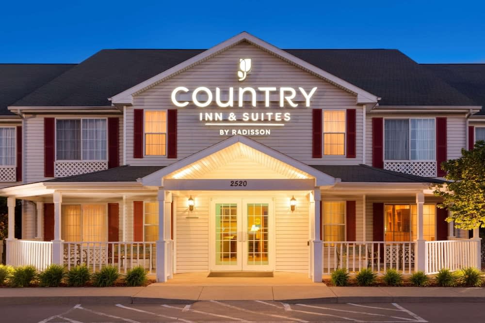 Country Inn & Suites by Radisson, Nevada, MO 1