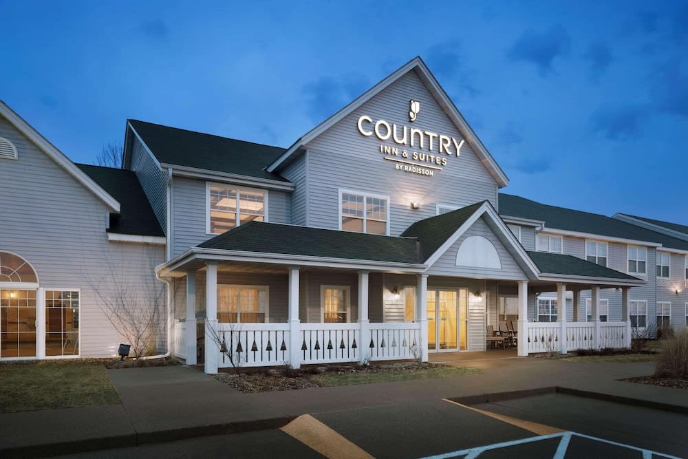 Country Inn & Suites by Radisson, Grinnell, IA 1