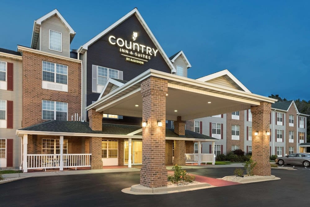 Country Inn & Suites by Radisson, Milwaukee Airport, WI 1