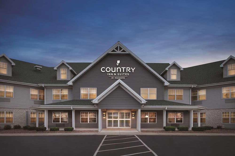 Country Inn & Suites by Radisson, Germantown, WI 1