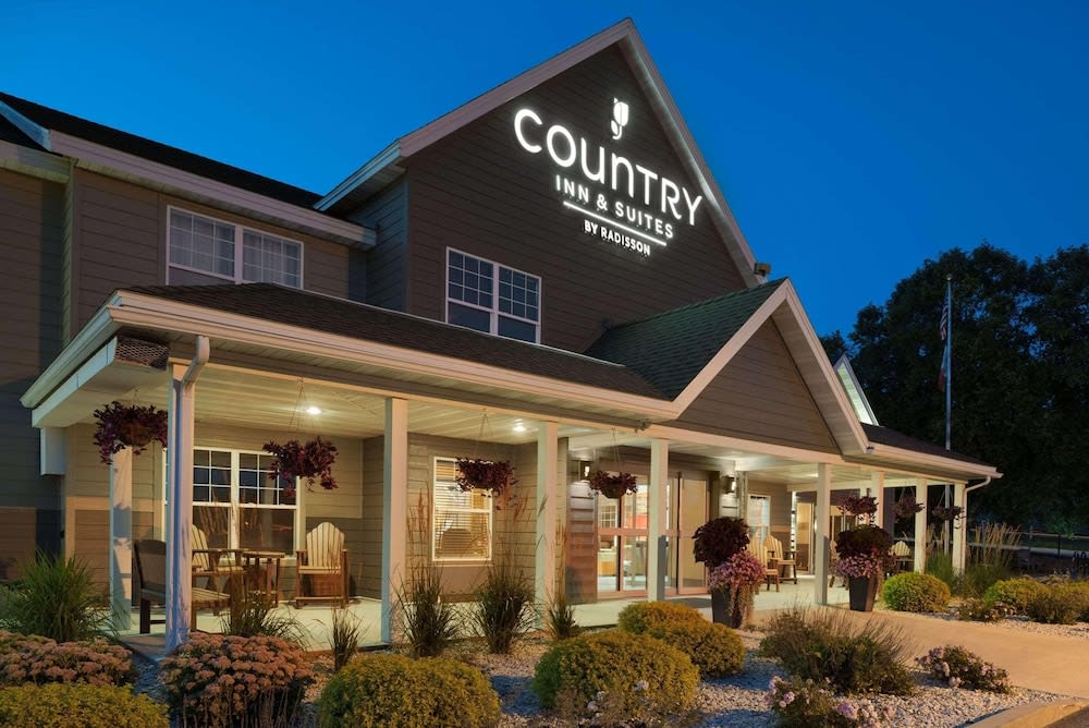 Country Inn & Suites by Radisson, Decorah, IA 1