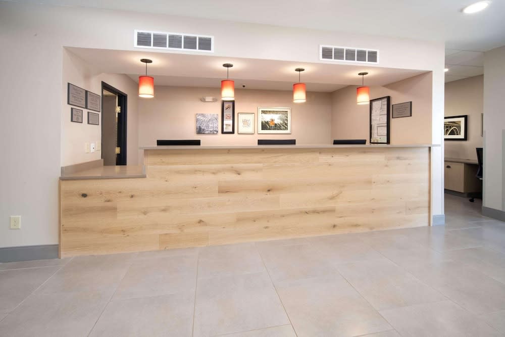 Country Inn & Suites by Radisson, Stone Mountain, GA 4