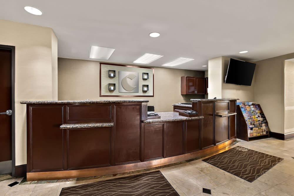 Comfort Inn & Suites Airport Convention Center 2