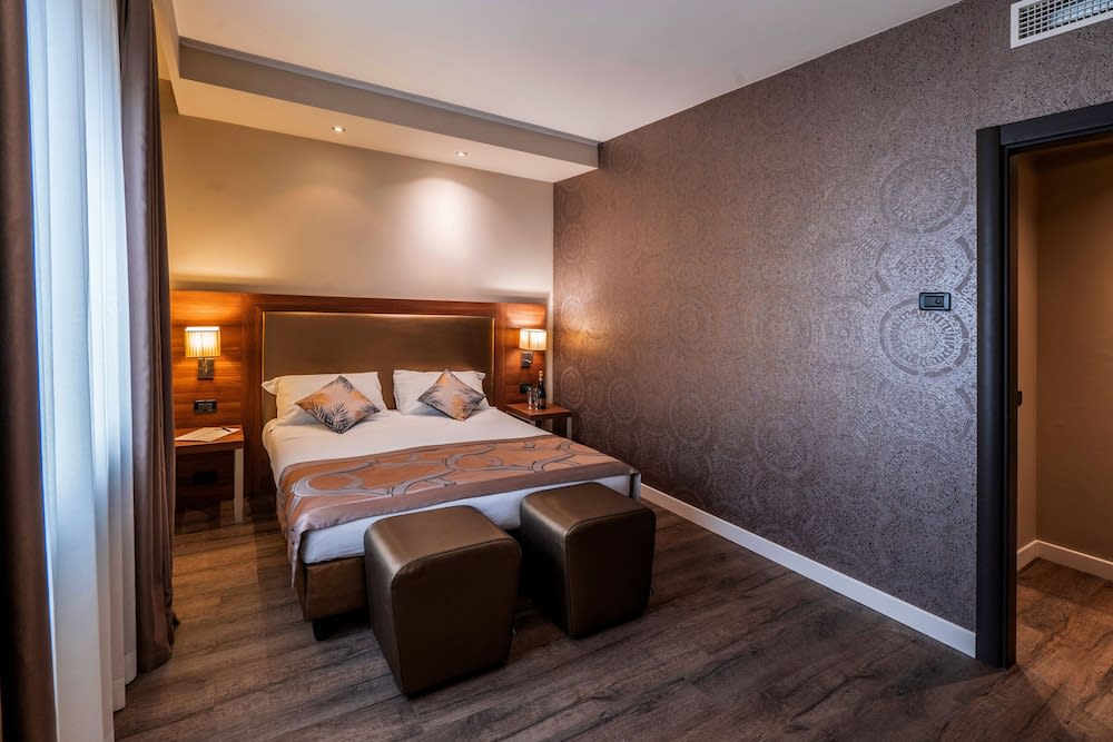 Smart Hotel Holiday 1