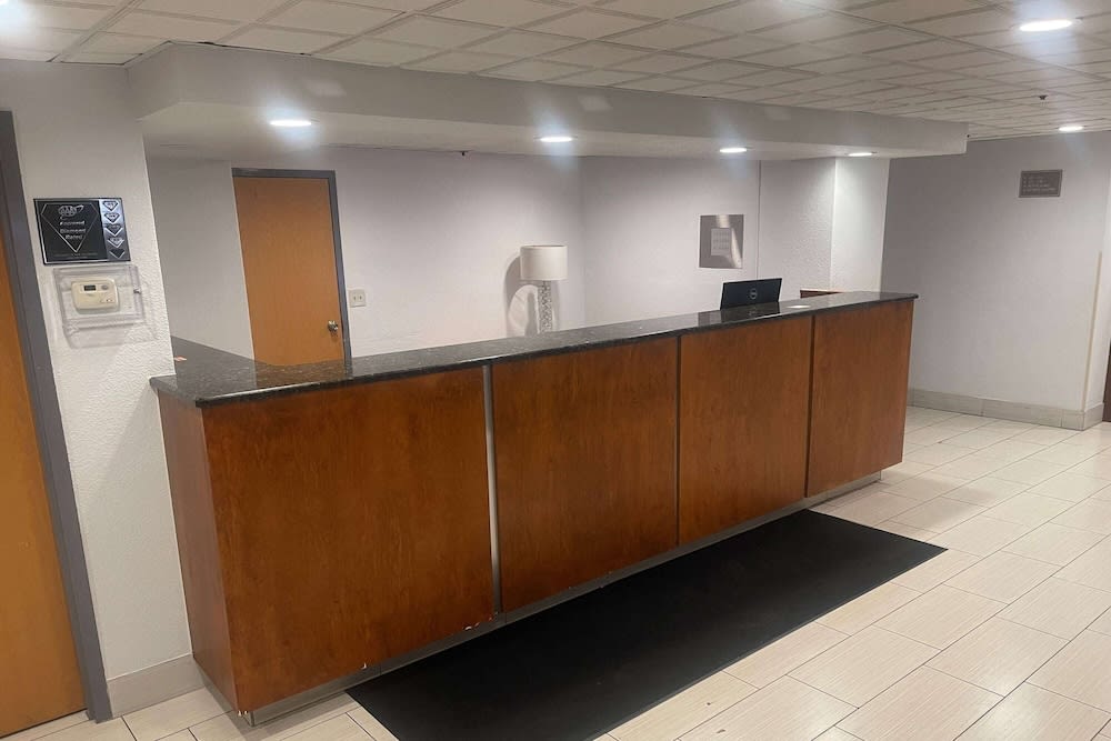 Days Inn by Wyndham Englewood Dayton Airport 2
