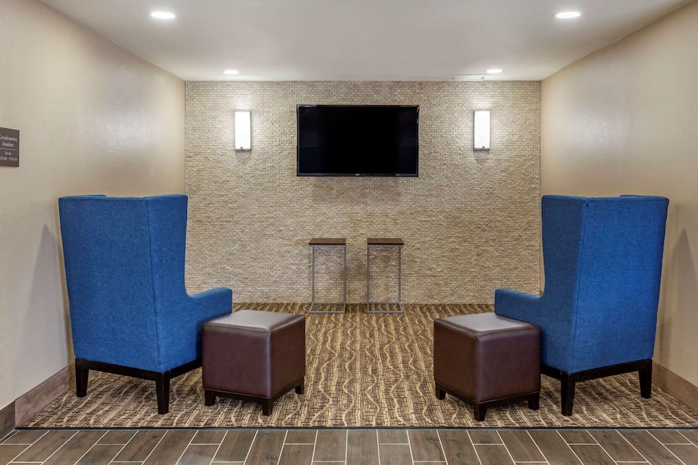 Comfort Inn & Suites Spring Lake - Fayetteville near Fort Bragg 2