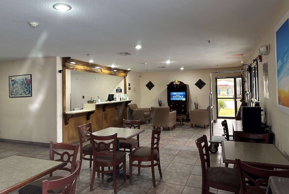Days Inn & Suites by Wyndham Eunice 2