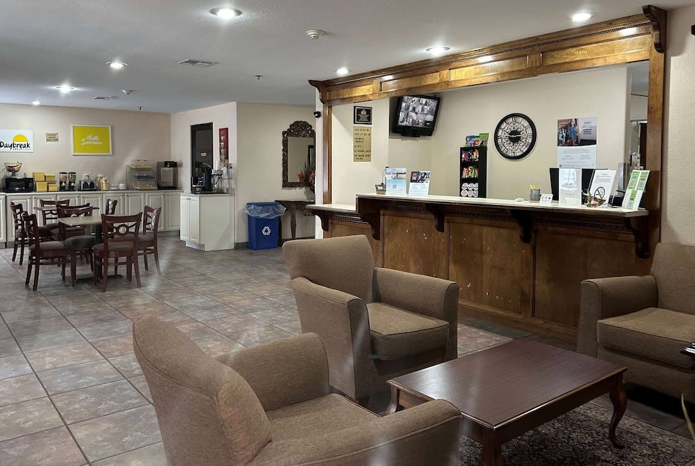 Days Inn & Suites by Wyndham Eunice 1