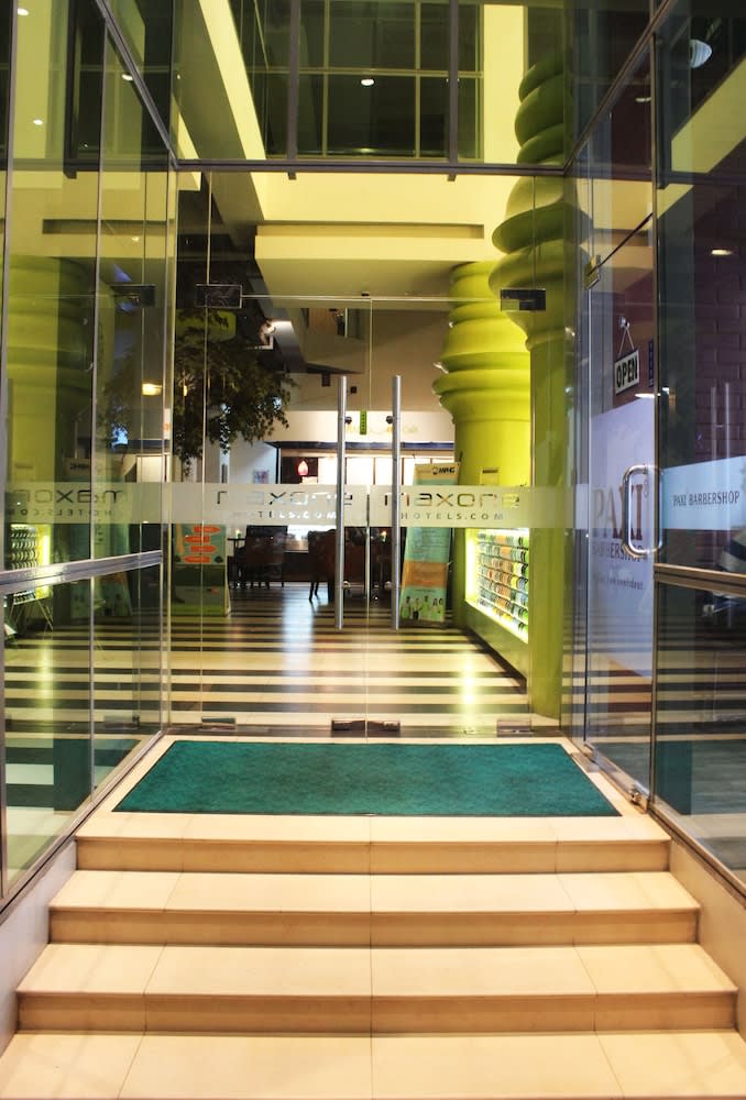 MaxOneHotels.com at Sabang 1