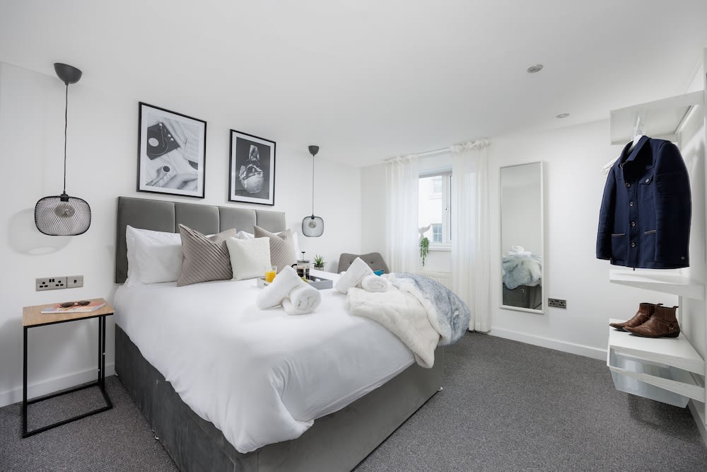 Central Plymouth 2Bed Apartment-Sleeps 4 1
