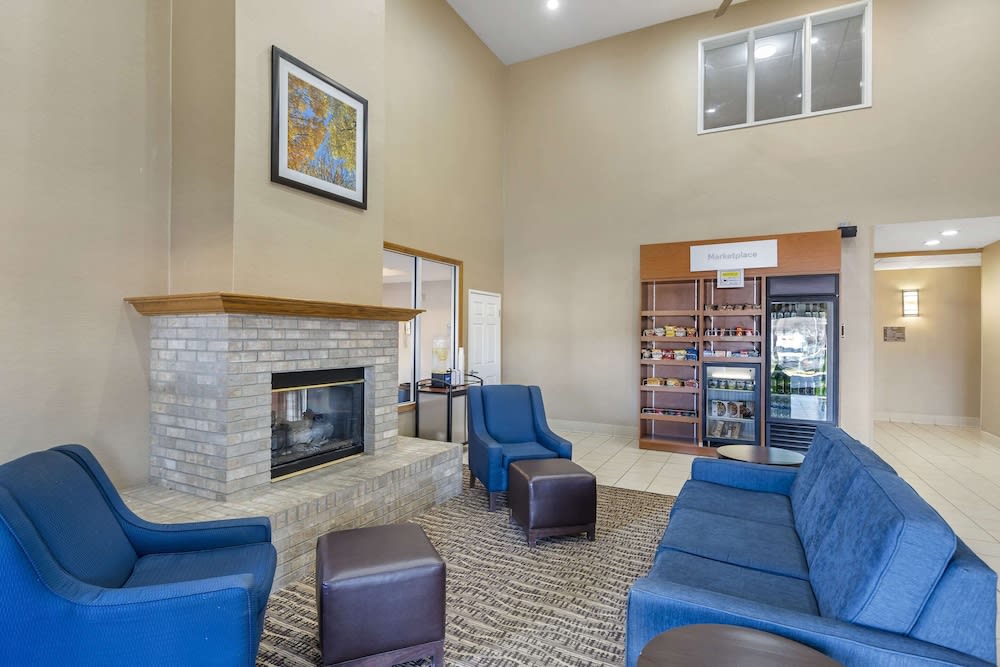 Comfort Suites Normal University area 4