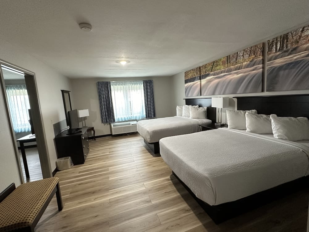 Days Inn and Suites by Wyndham Sikeston 1