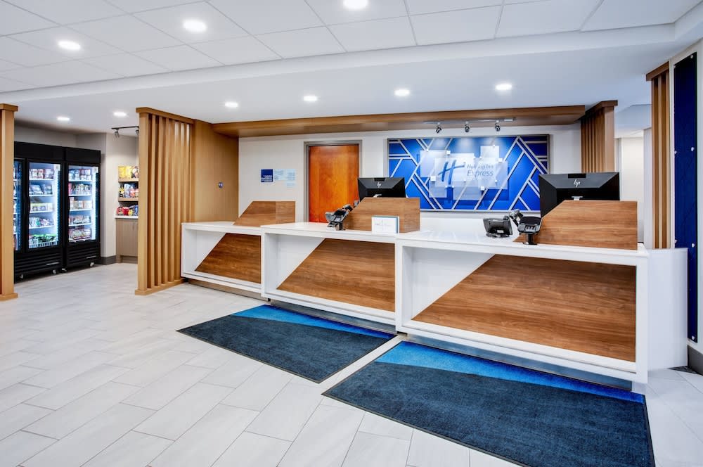 Holiday Inn Express & Suites BELLEVILLE (AIRPORT AREA) by IHG 2
