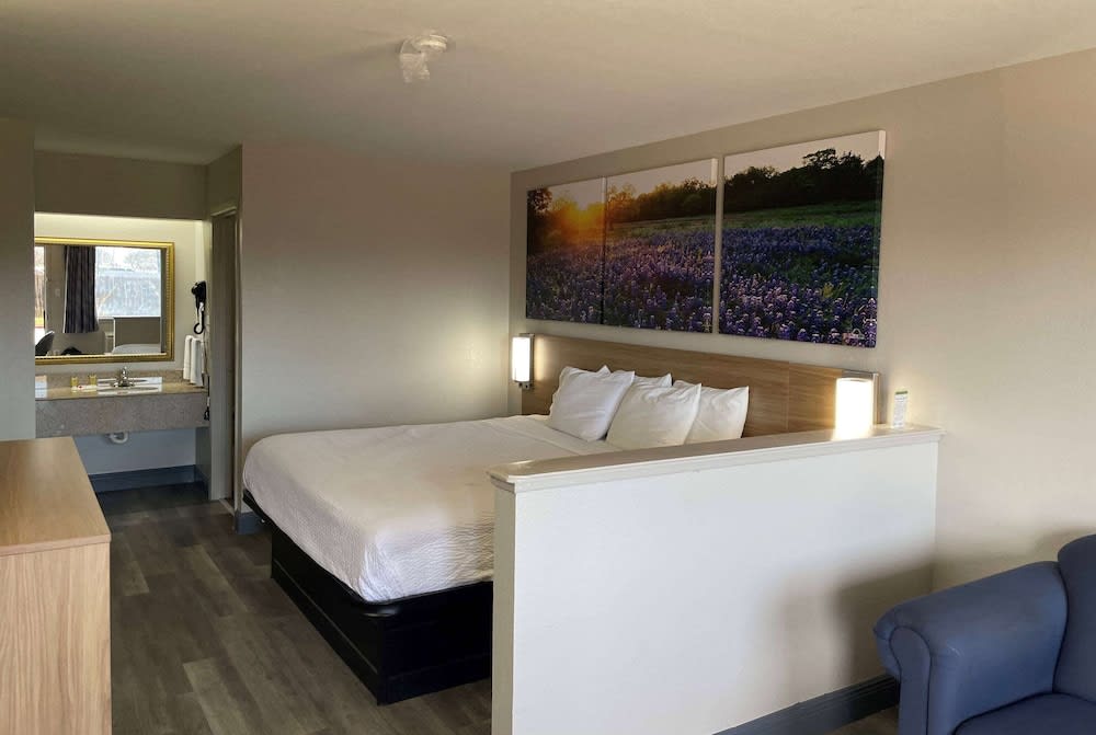 Days Inn by Wyndham San Antonio Southeast Frost Bank Center 5