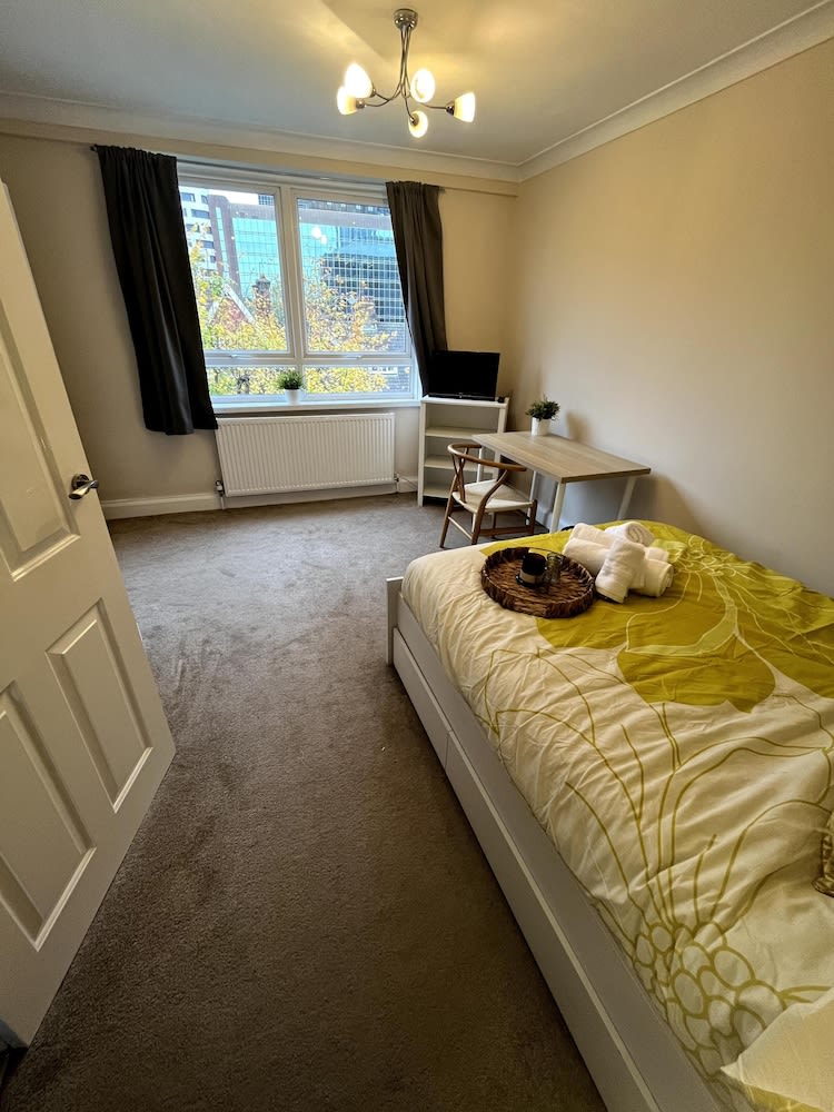 2 Bed Flat - 9-12 Mins to Central London Sleeps 4 2