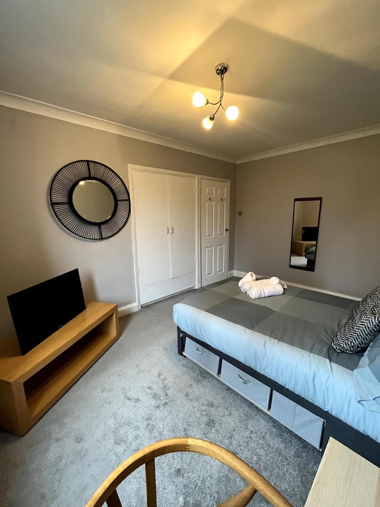 2 Bed Flat - 9-12 Mins to Central London Sleeps 4 5