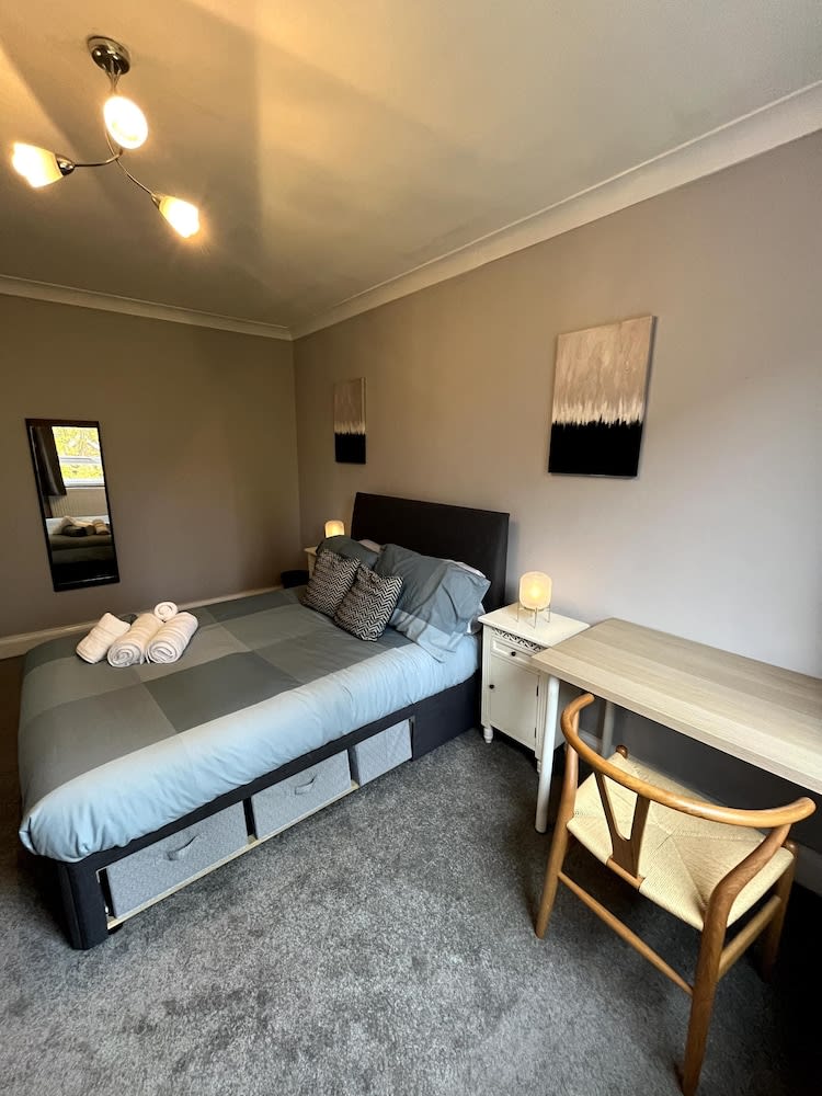 2 Bed Flat - 9-12 Mins to Central London Sleeps 4 4