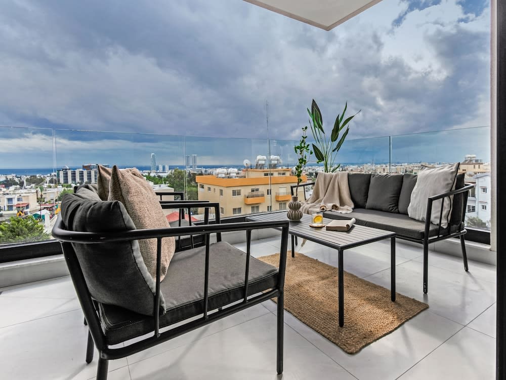 Sanders Only - Charming 2-bdr Apt With Balcony 1