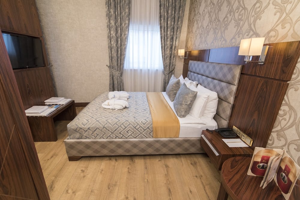 MidMar Deluxe Hotel 1