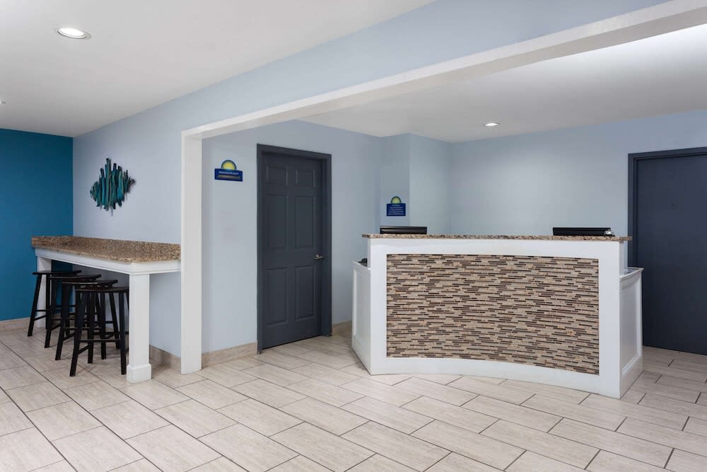 Days Inn & Suites by Wyndham Sellersburg 2