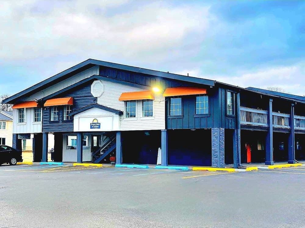 Days Inn and Suites by Wyndham Port Huron 1