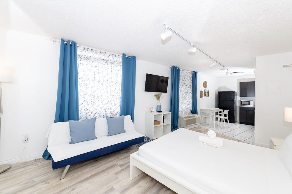 Art Deco Ocean Walk Apartments, Miami Beach (FL) Best deals