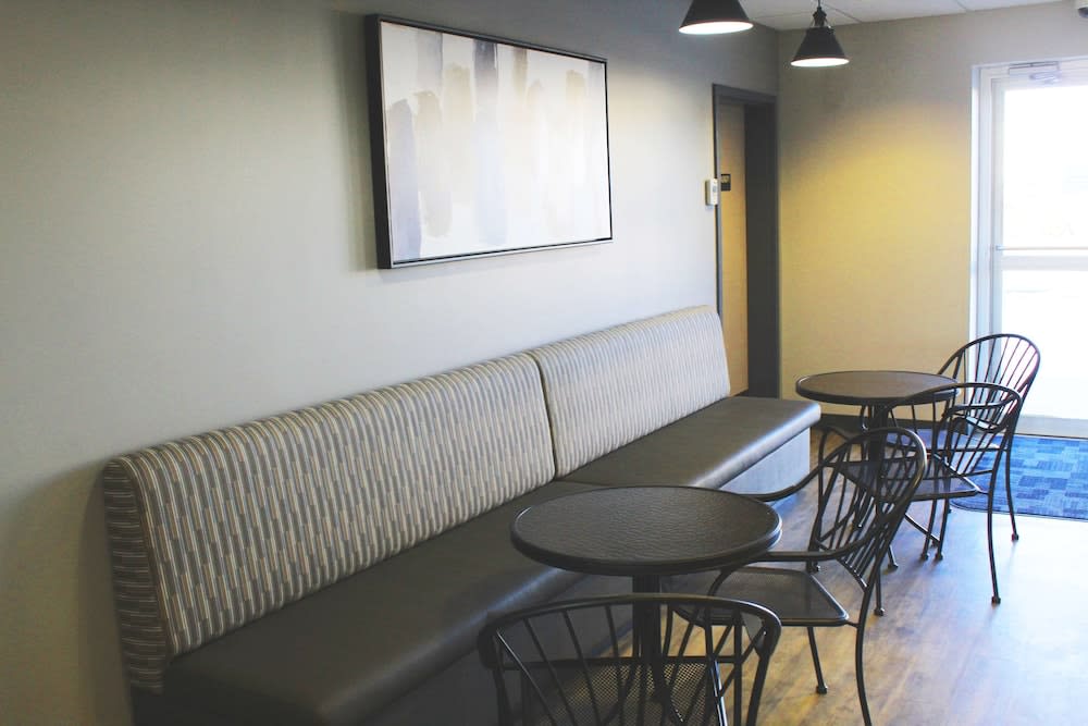 Days Inn by Wyndham Stony Plain 2