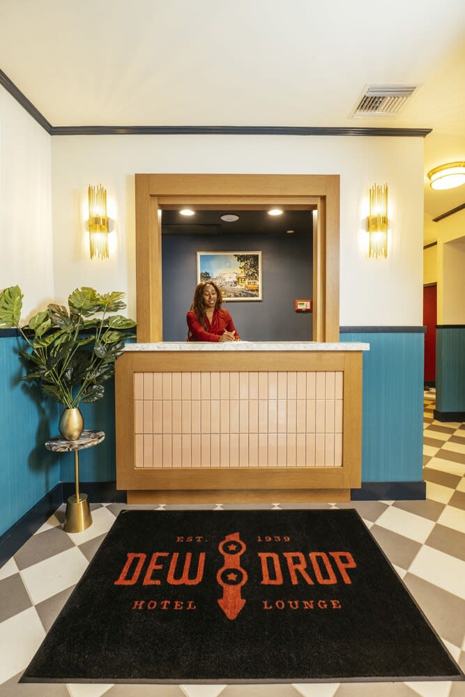 Dew Drop Inn Hotel & Lounge 2