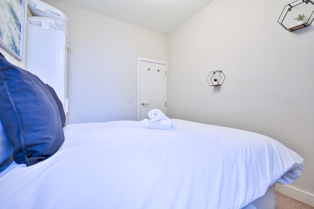 1-Bed City Nest in Cardiff 2