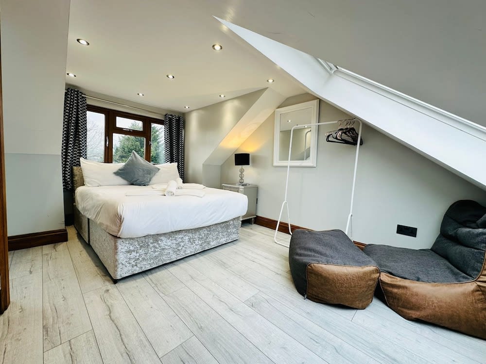 Spacious 6 Bed House in Wembley 1